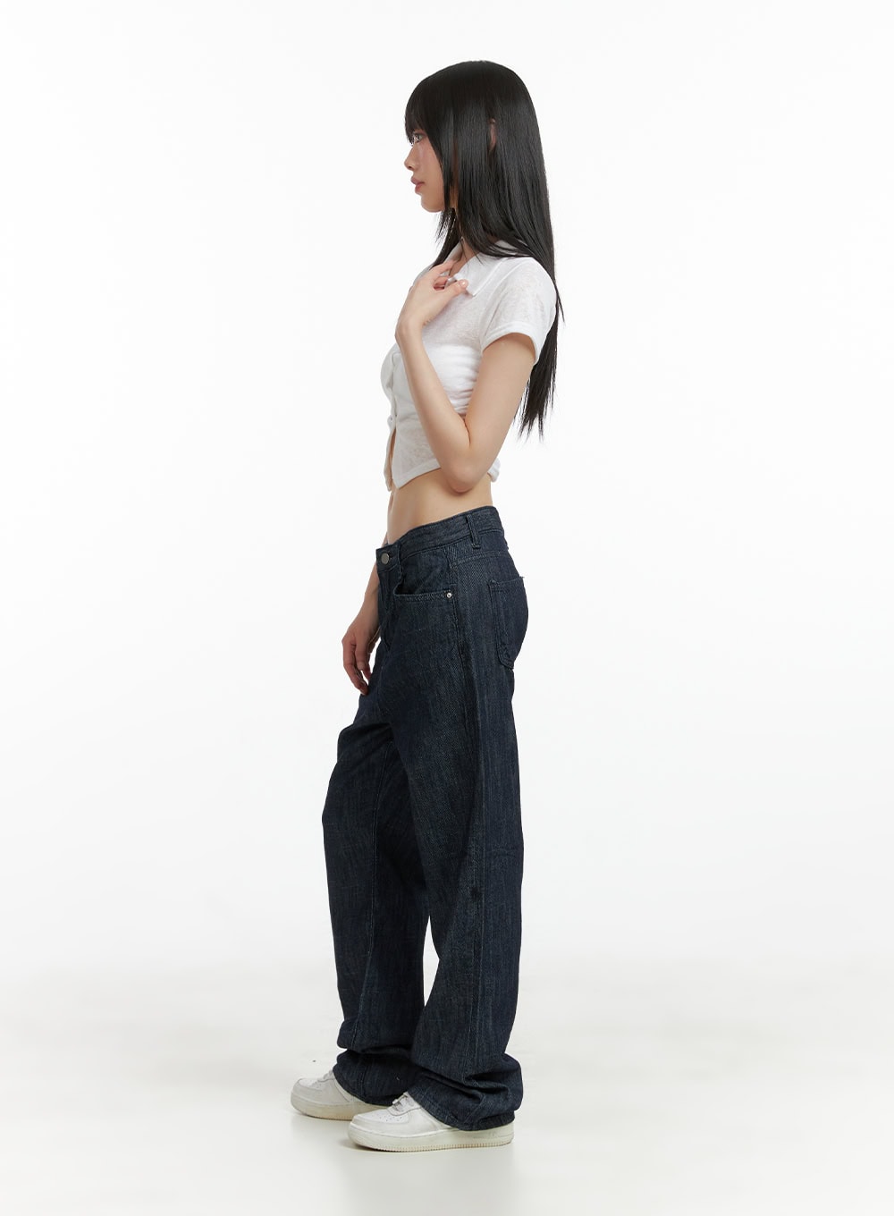 Low Waist Loose Fit Baggy Jeans CL403 in dark blue, side full-length shot on model, low waist and loose wide-leg denim, paired with white crop top and white sneakers.