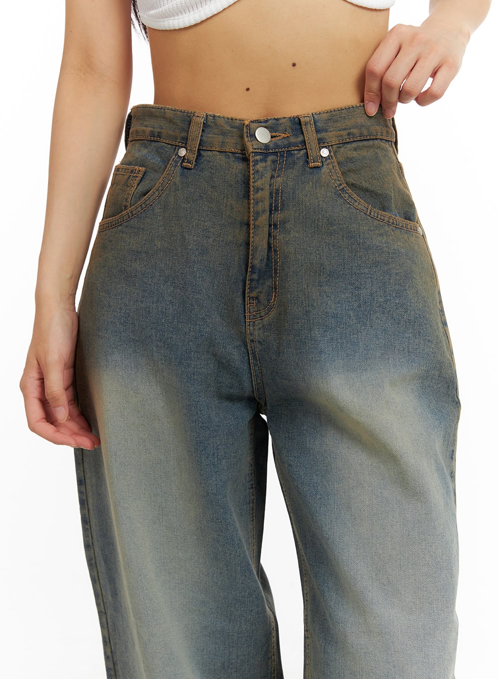 Low Rise Straight Jeans CA424 in dark blue, close-up front waistband detail on model, low-rise cut with silver button, amber contrast stitching, and vintage wash fade.
