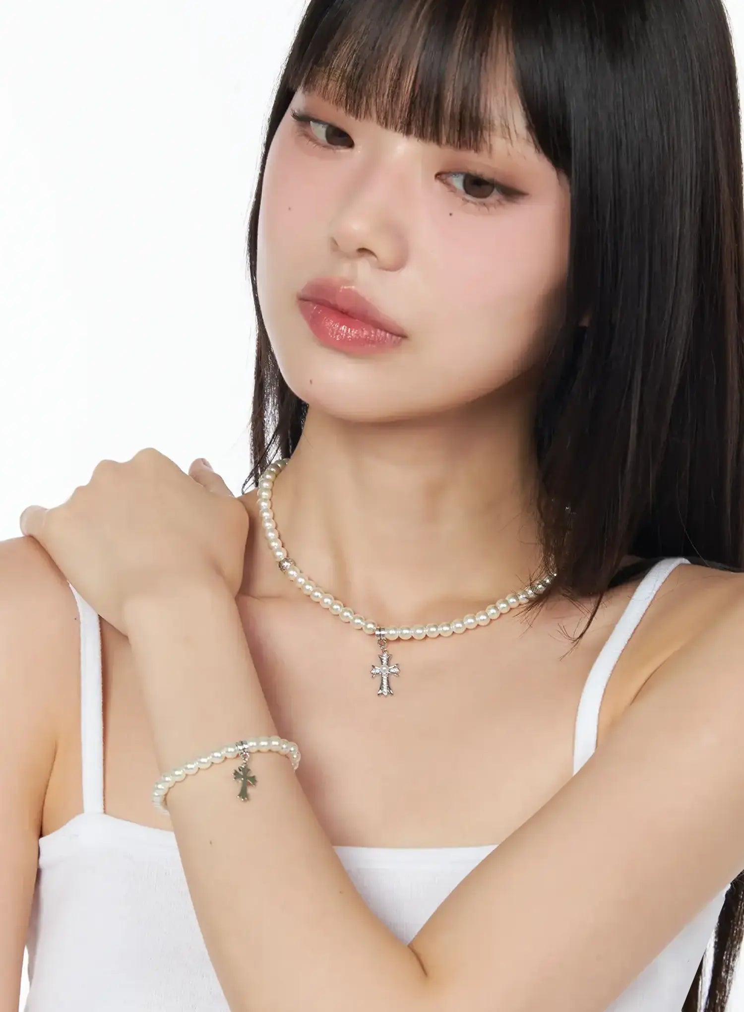 pearl-necklace-with-cross-pendant-iy520