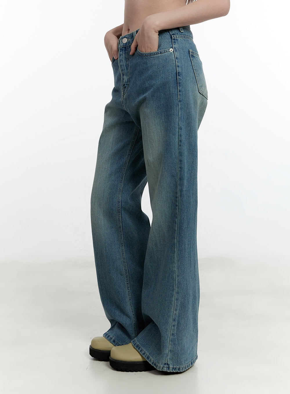 Aleks Relaxed-Fit Flared Jeans CM521 in blue, side close-up on model, hand in pocket, showing wide-leg silhouette, washed denim fading, and slight flare at the hem.