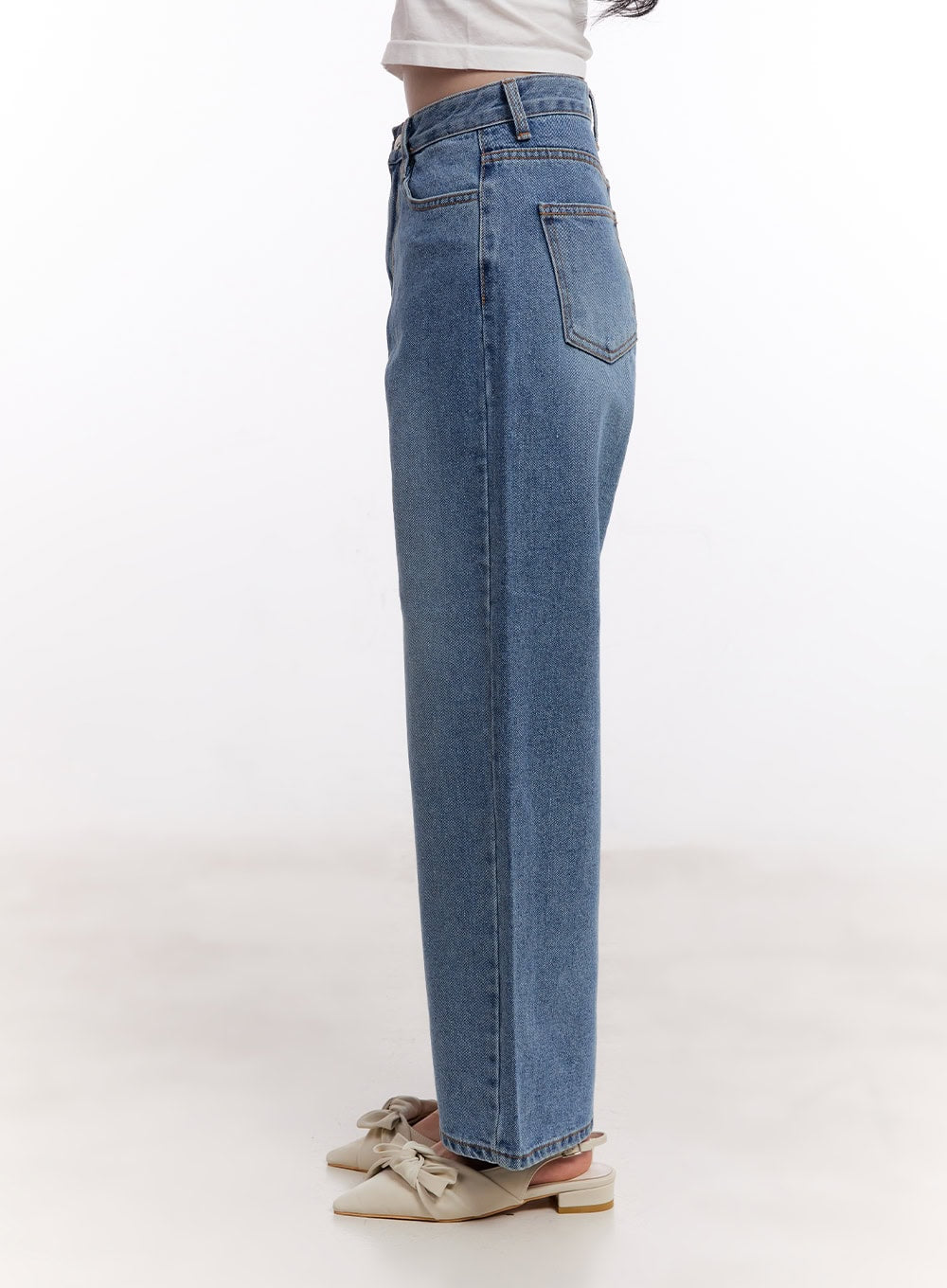 Jamie Comfy Straight-Fit Jeans CM526 in mid-blue wash, side-back close-up on model, high-rise waist with back pocket detail and straight leg silhouette, paired with white cropped top.