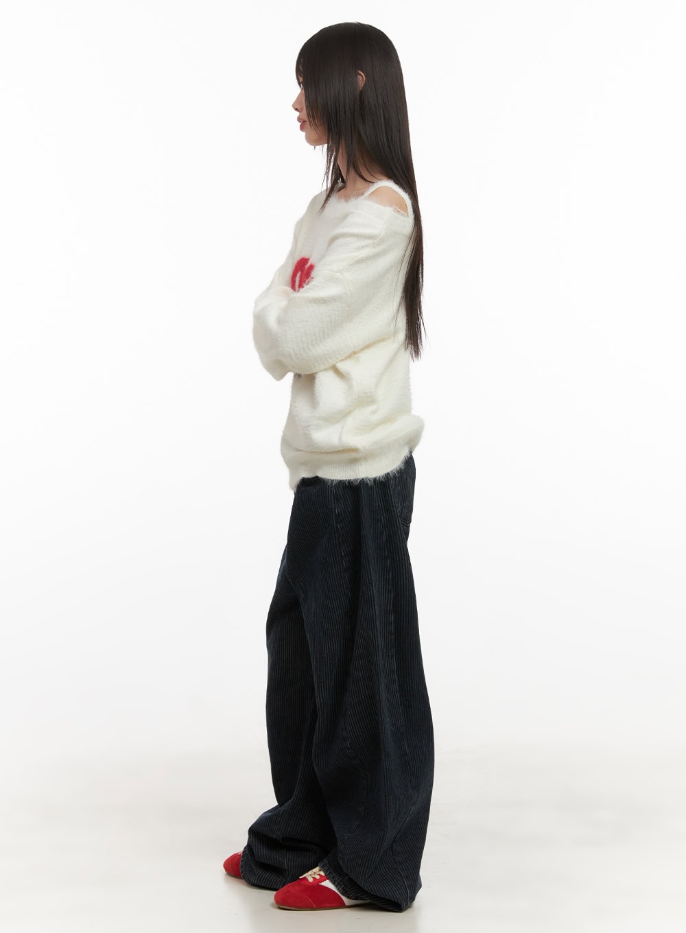 Comfortable Striped Wide-Leg Pants CD425 in dark blue, side profile full-length shot on model, wide-fit cotton with relaxed drape and vertical stripe, paired with cream knit sweater and red sneakers.
