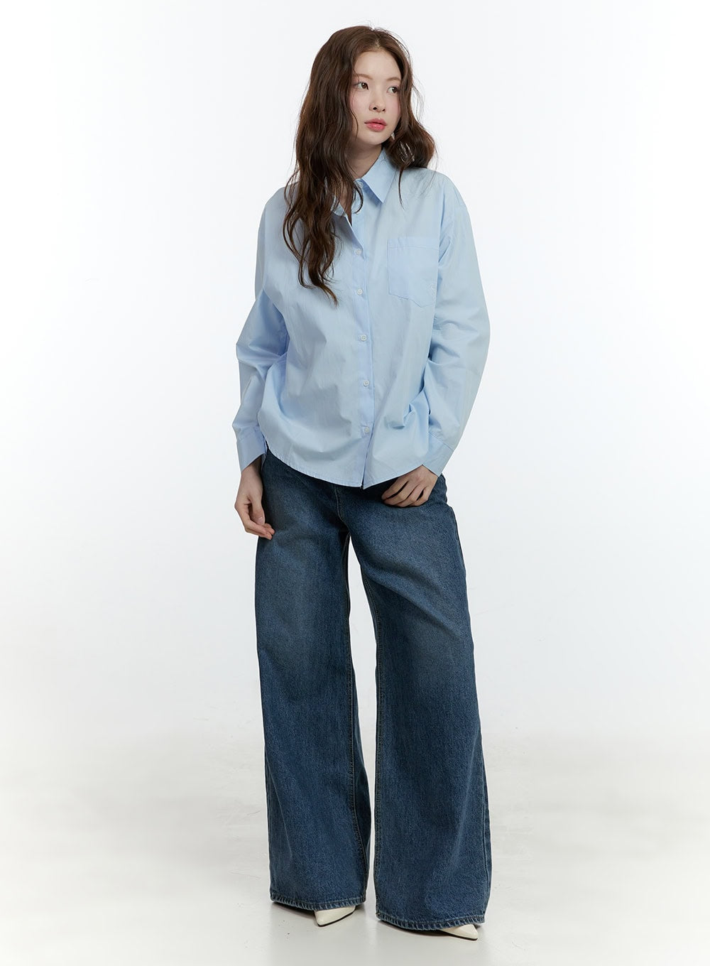 Klaudia Wide-Leg Jeans CF503 in blue, front three-quarter shot on model, high-waist wide-leg washed denim, paired with oversized light blue button-down shirt and white heels.