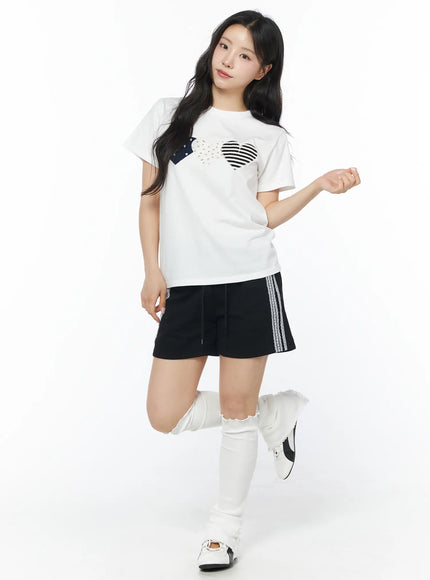 pattern-hearts-graphic-crop-tee-cd805