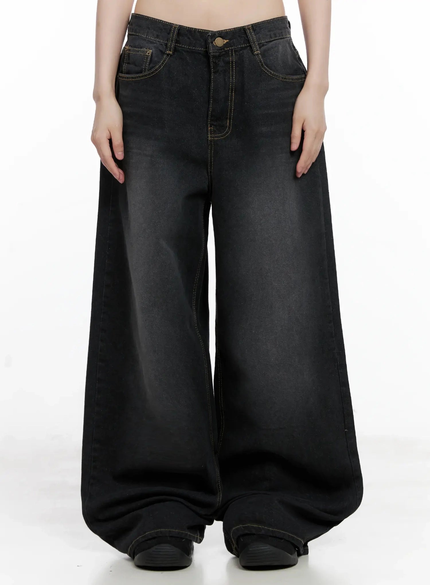 IU Vintage Black Baggy Jeans IL528 in black, front close-up on model, washed cotton baggy wide-leg, visible contrast topstitching, front pockets, low-rise waistband.