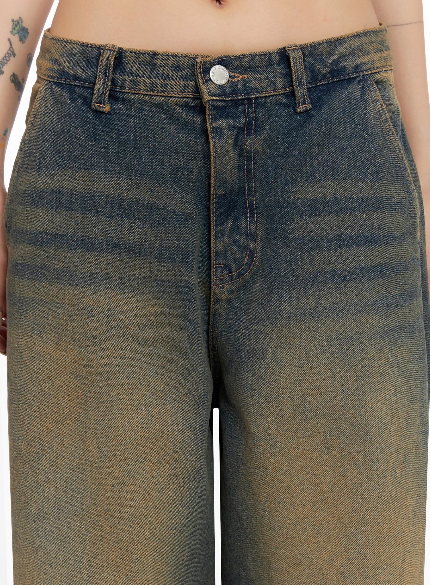 Minju Vintage Washed Baggy Jeans IS508 in dark blue, waist close-up on model, showing silver button, belt loops, front pockets, and vintage yellow-tinted washed cotton denim texture.
