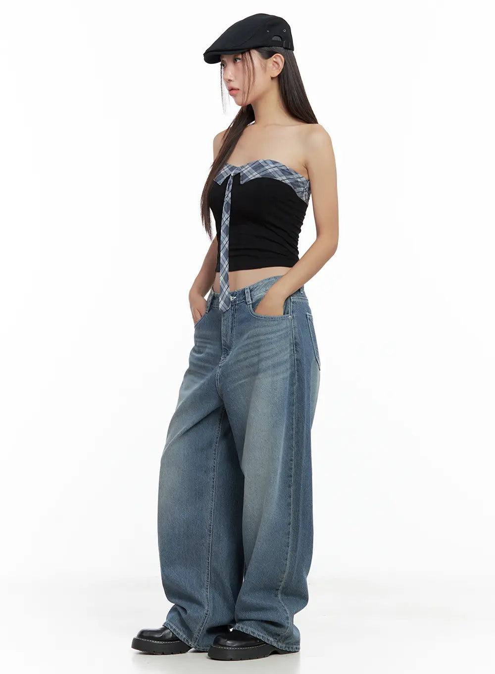 Riwon Retro-Wash Wide Summer Denim Jeans CL508 in blue, side view on model, long wide-leg cotton denim with retro fade, paired with black tube top, plaid bow tie and beret.