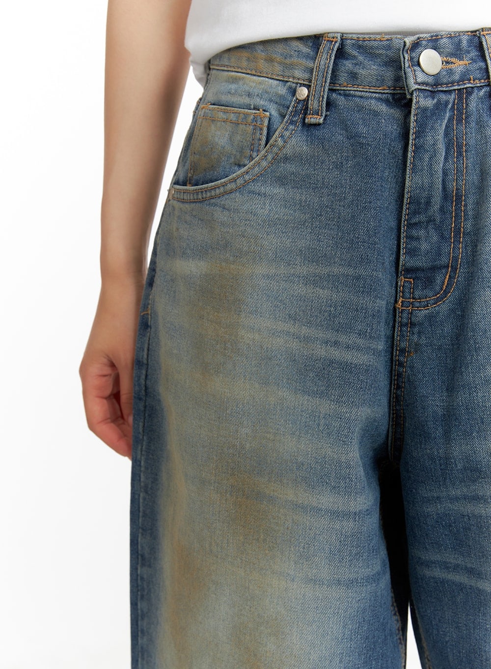 Vintage Washed Baggy Jeans CM426 in blue, close-up detail of waistband and front pockets, showing earthy vintage wash, contrast stitching, and silver button hardware.