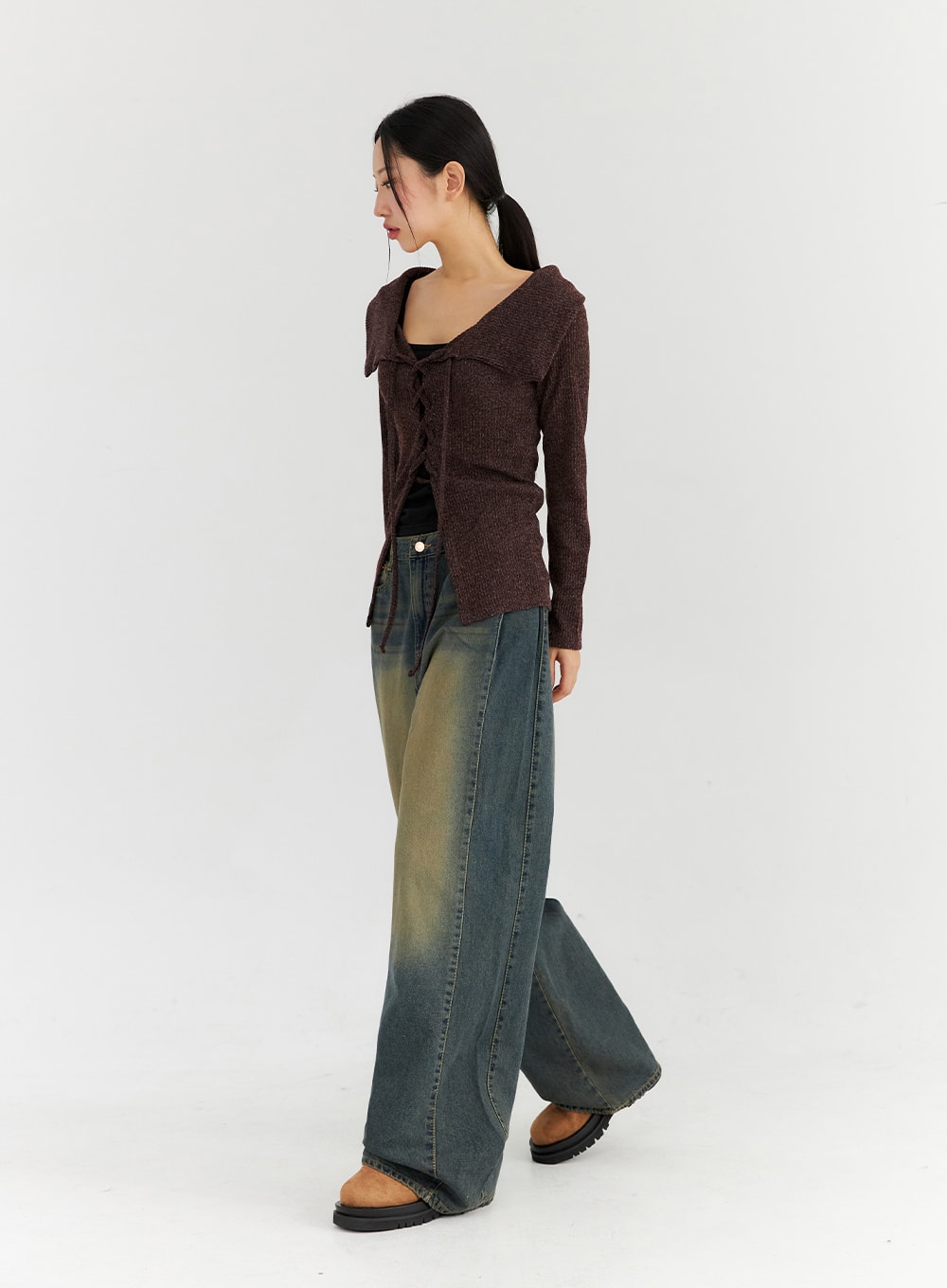 Washed Wide Leg Jeans CN315 in dark blue, side view on model mid-stride, wide-leg denim with gradient yellow-to-blue washed finish, floor-grazing regular length.
