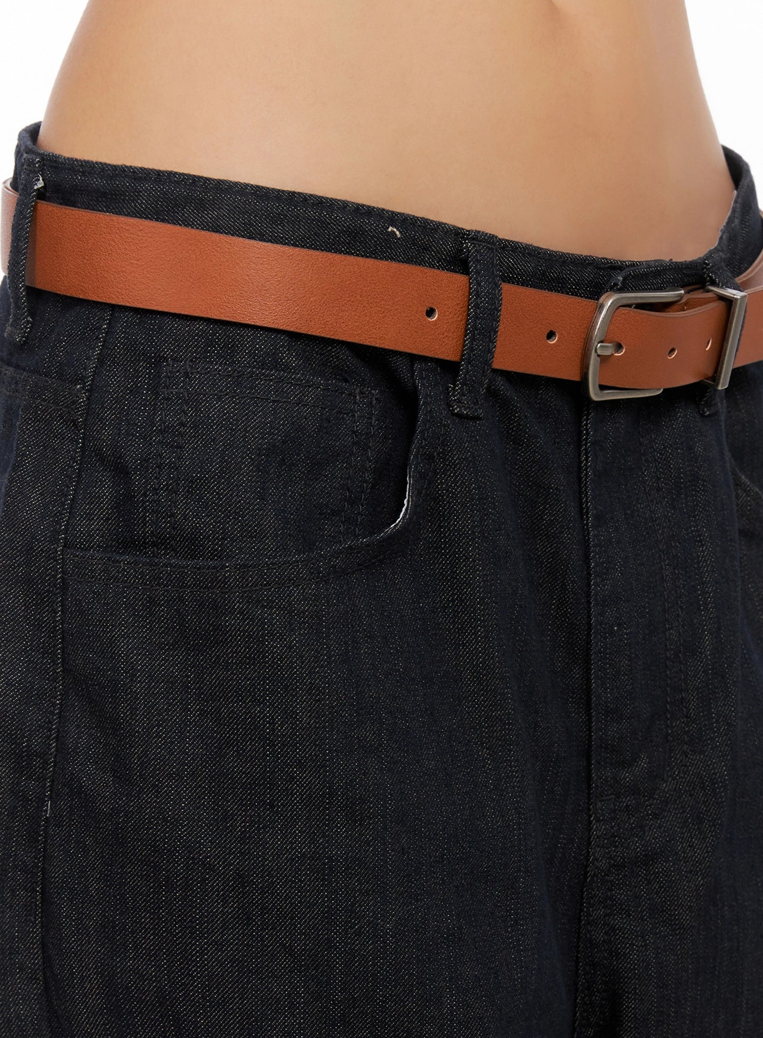 Heidi Wide-Leg Jeans IG527 in dark blue, waist close-up on model, front pocket and low-rise waistband detail with slim tan leather belt and silver buckle.