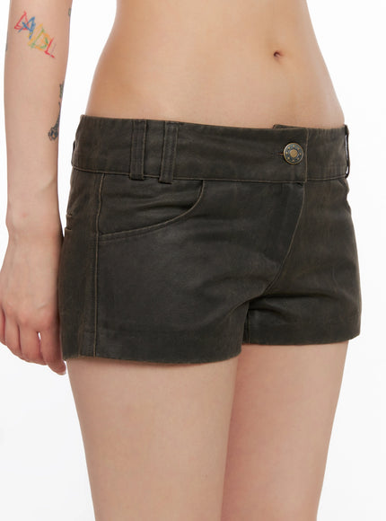 low-rise-faux-leather-shorts-is508