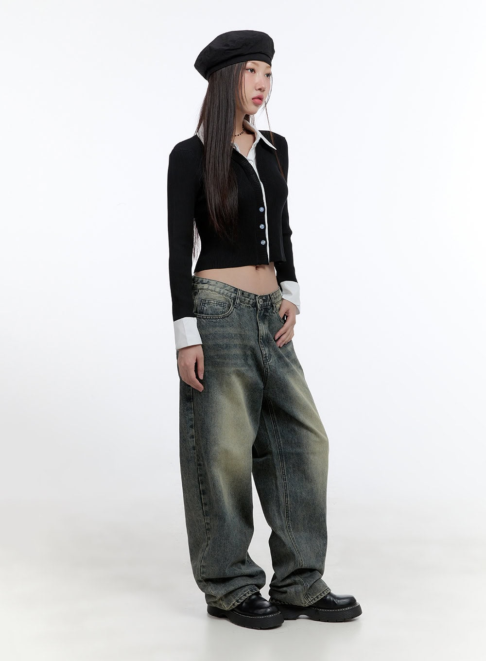 BohoVibe Loose Pants CS406 in dark blue, side-angle full-body on model, wide-leg washed denim with yellow fade, paired with black cropped cardigan, white collar top, and black beret.