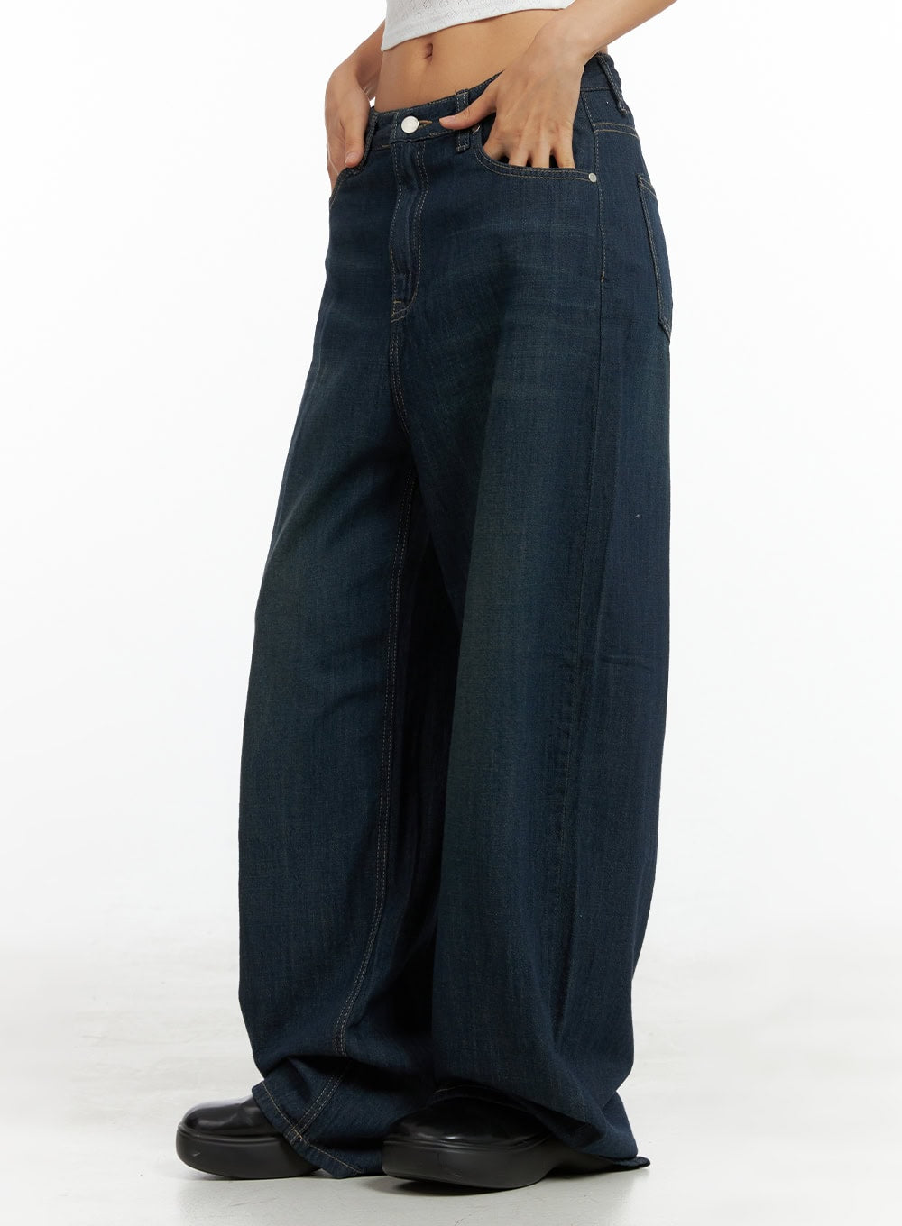 Dark Wash Wide Jeans CU305 in dark blue, side close-up on model, hand in front pocket, exaggerated wide leg silhouette with contrast topstitching and dark washed cotton denim.