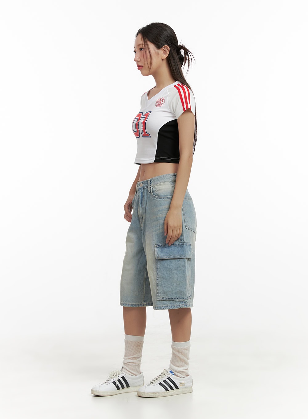 Cargo Baggy Jorts CL431 in light blue, side view on model, wide-fit washed denim with large flap cargo pocket visible, styled with a cropped top and sneakers.