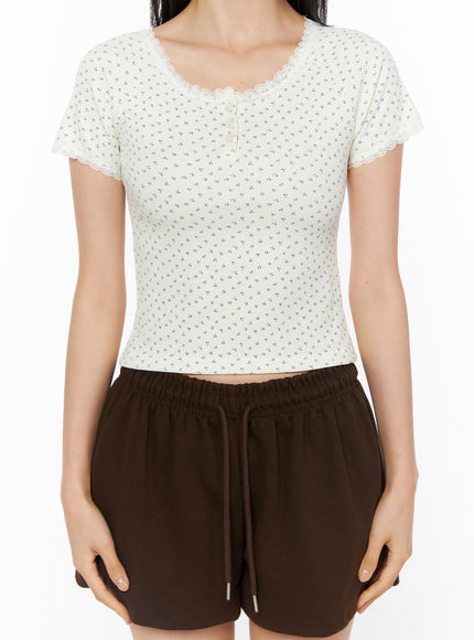 lace-trimmed-floral-short-sleeve-top-iu519