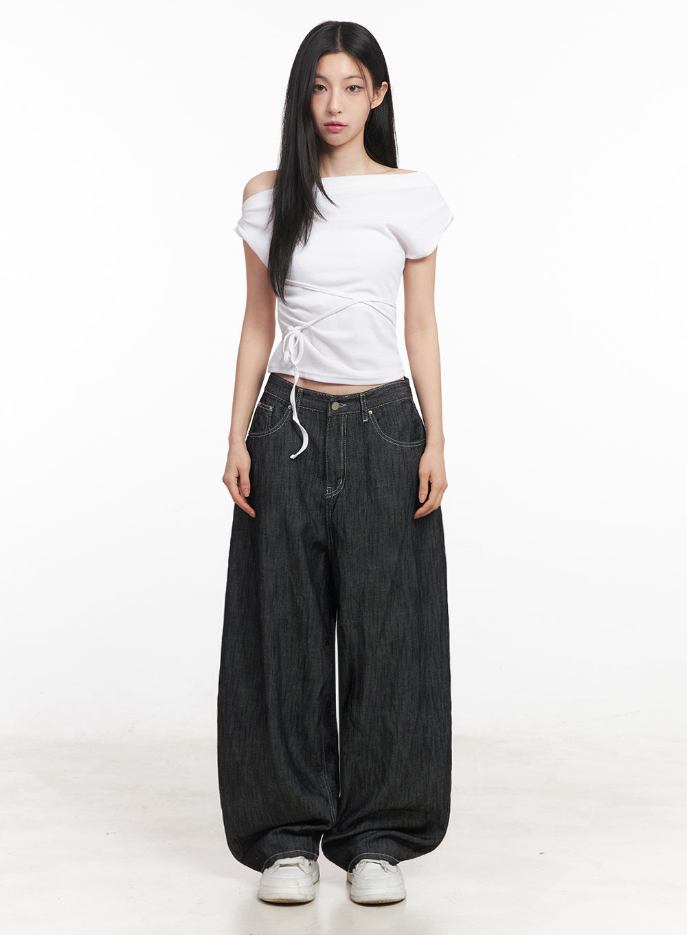 Lilli Wide-Leg Baggy Jeans IY516 in Black, full-body front view on model, arms down, ultra-wide baggy denim with white contrast stitching, styled with white crop top and sneakers.