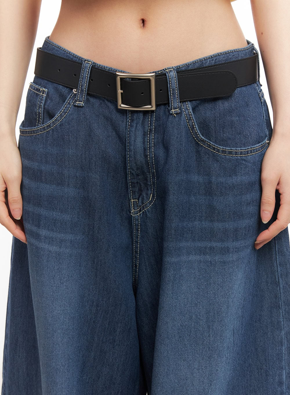 Martha Baggy Jeans IY529 in dark blue, waist close-up on model, showing low-rise fit, contrast topstitching, five-pocket construction, and black square-buckle belt detail.