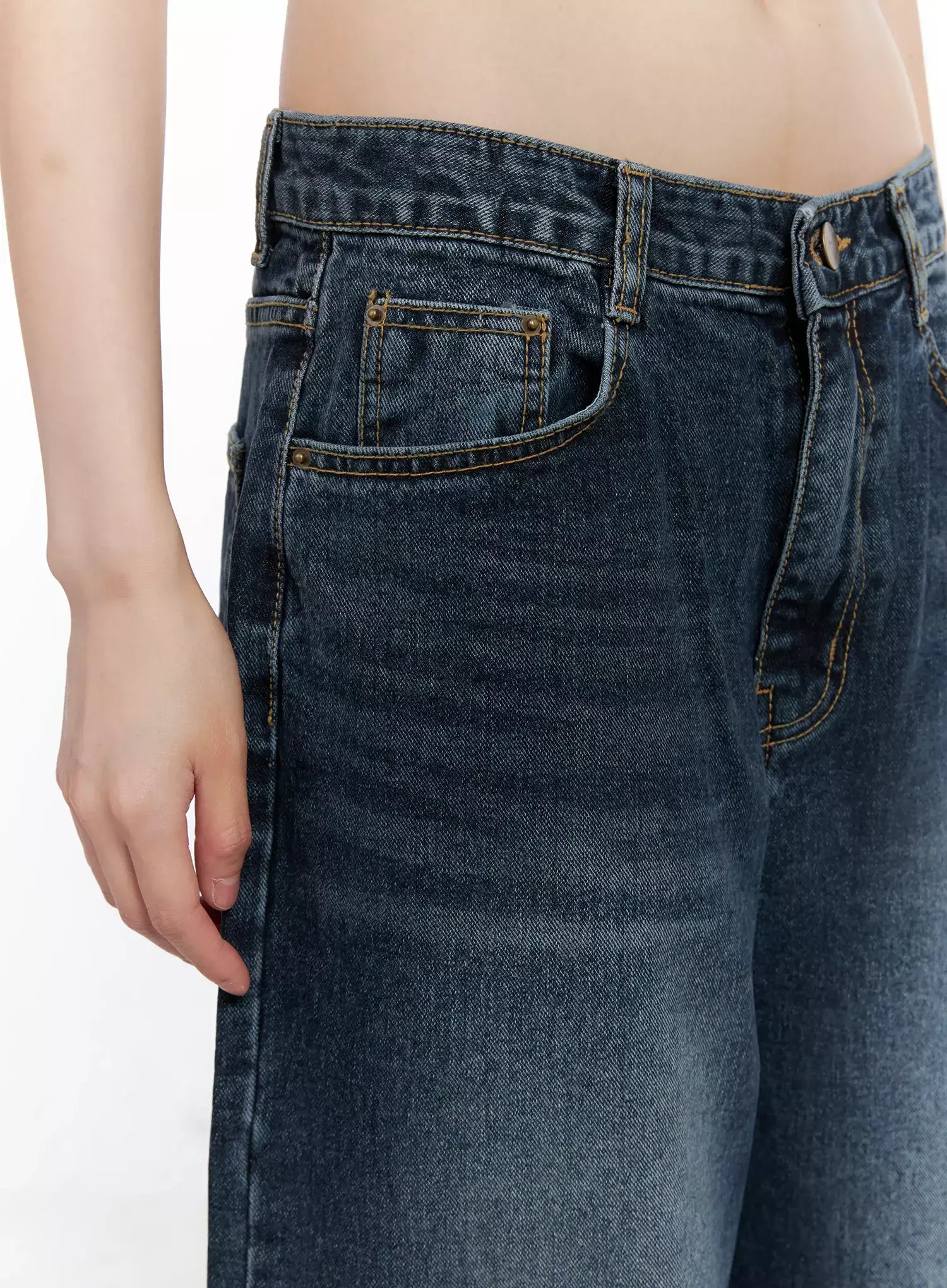 Mashiro Vintage-Wash Wide Jeans IL531 in dark blue, close-up detail of waistband and front coin pocket, highlighting vintage wash, contrast topstitching, and gold rivet hardware on cotton denim.