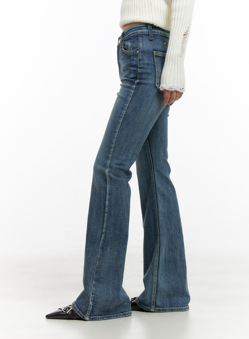 Lila Slim Bootcut Jeans CG422 in blue, side view close-up on model, washed denim slim fit showing bootcut flare silhouette and seam detail, paired with white ribbed knit top.