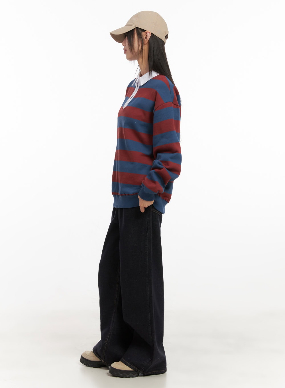 Allie Stitched Wide-Leg Jeans CD430 in dark blue, side full-body view on model, wide-leg cotton denim with straight silhouette, paired with striped sweatshirt and beige cap.