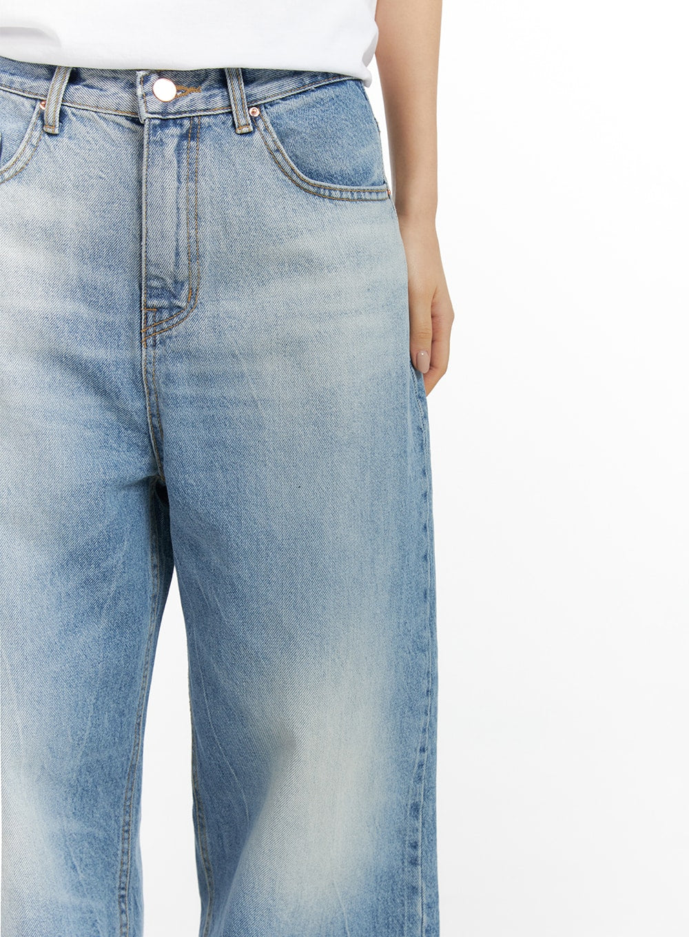 Washed Wide-Leg Jeans CF419 in blue, waist close-up on model, 5-pocket construction with contrast stitching, button fly, and sun-faded washed denim detail.