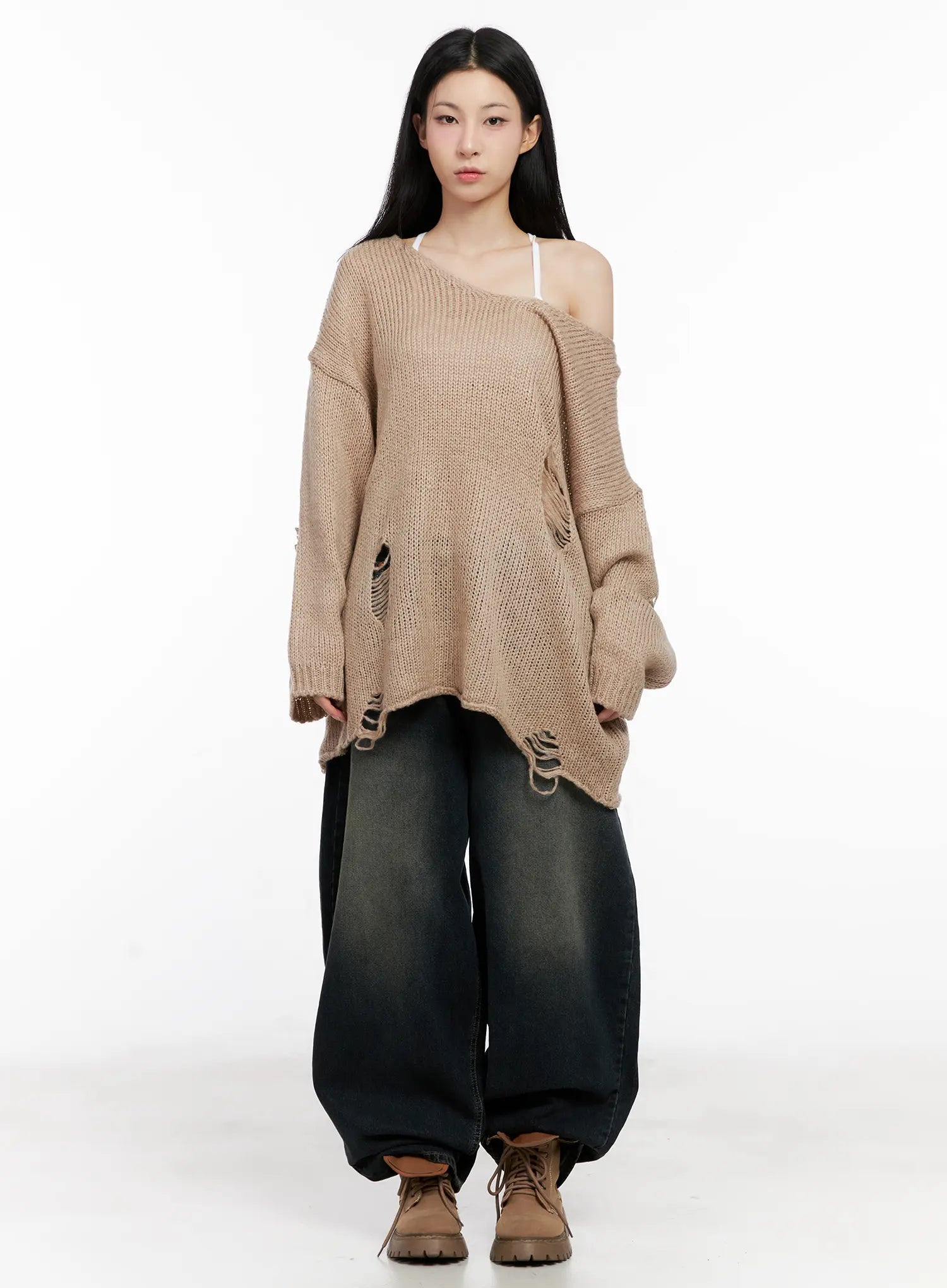 Hyer Washed Wide-Leg Jeans CG522 in dark blue, full-body front view on model, voluminous wide-leg cotton denim with yellow-tone wash, paired with distressed beige off-shoulder knit and lace-up boots.