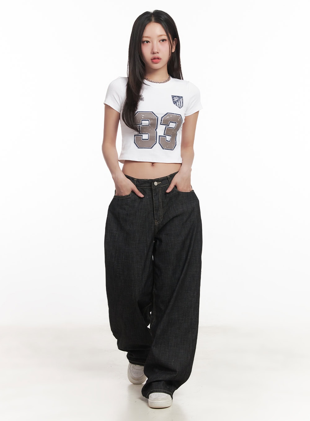 Fenna Baggy Jeans CA529 in black, front three-quarter on model, hands in pockets, oversized wide-leg denim paired with white graphic crop top.