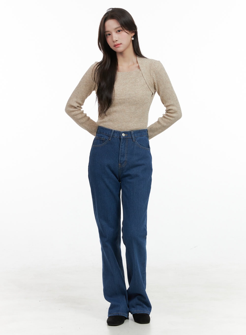 Tessa Straight Jeans OG412 in blue, front full-body shot on model standing straight, high-waist 5-pocket denim, paired with beige cropped knit and black flats.