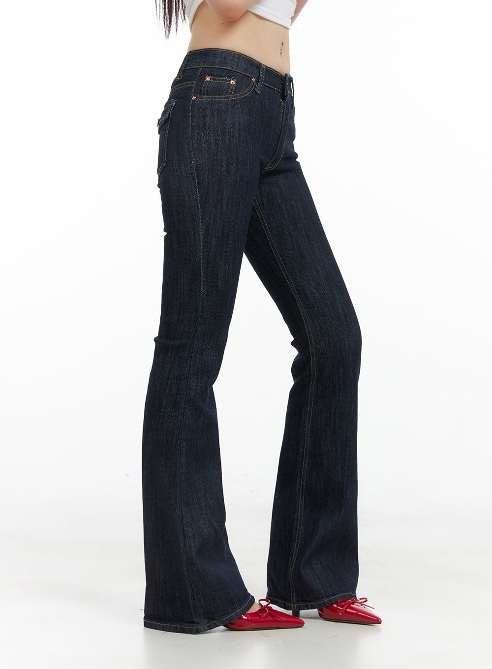 Lila Slim Fit Bootcut Jeans CG409 in dark blue, side view on model, showing slim thigh to bootcut flare, low-rise waistband with side pocket detail and contrast topstitching.