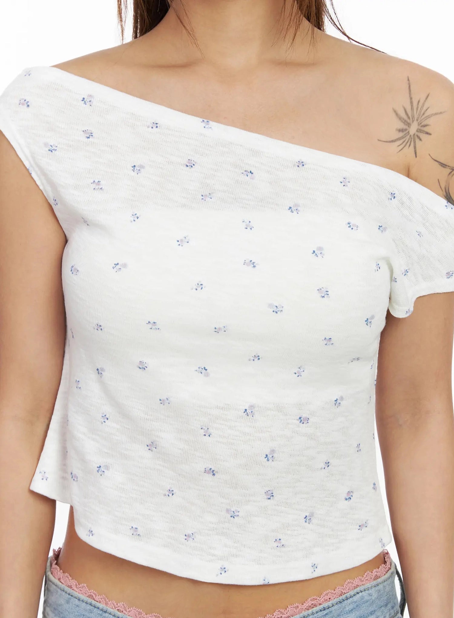 asymmetric-floral-off-shoulder-crop-top-iy514