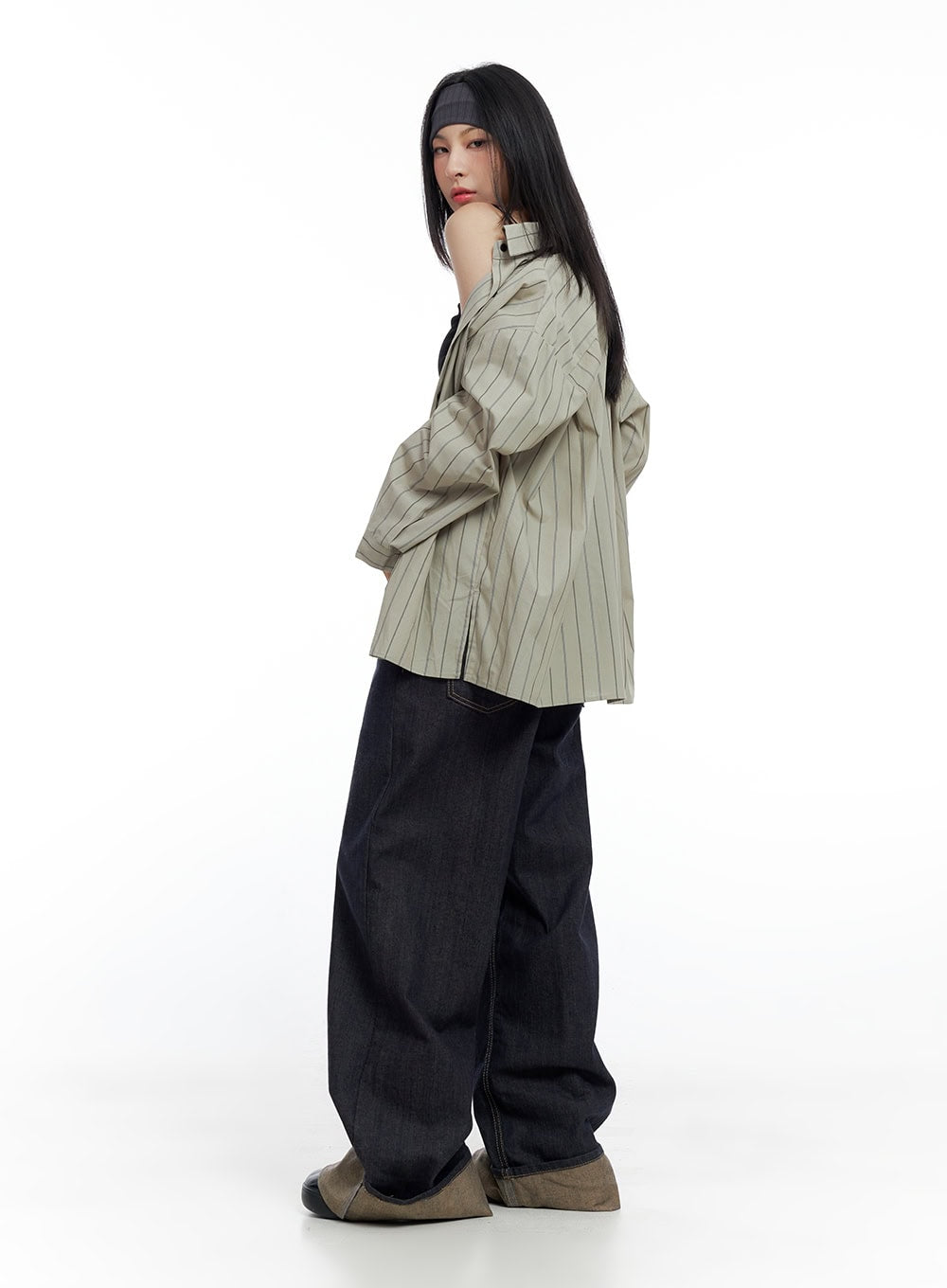 Sadie Roll-Up Denim Jeans CO426 in dark blue, side view on model, wide-leg silhouette with contrast khaki roll-up cuff, paired with striped oversize shirt and black crop top.
