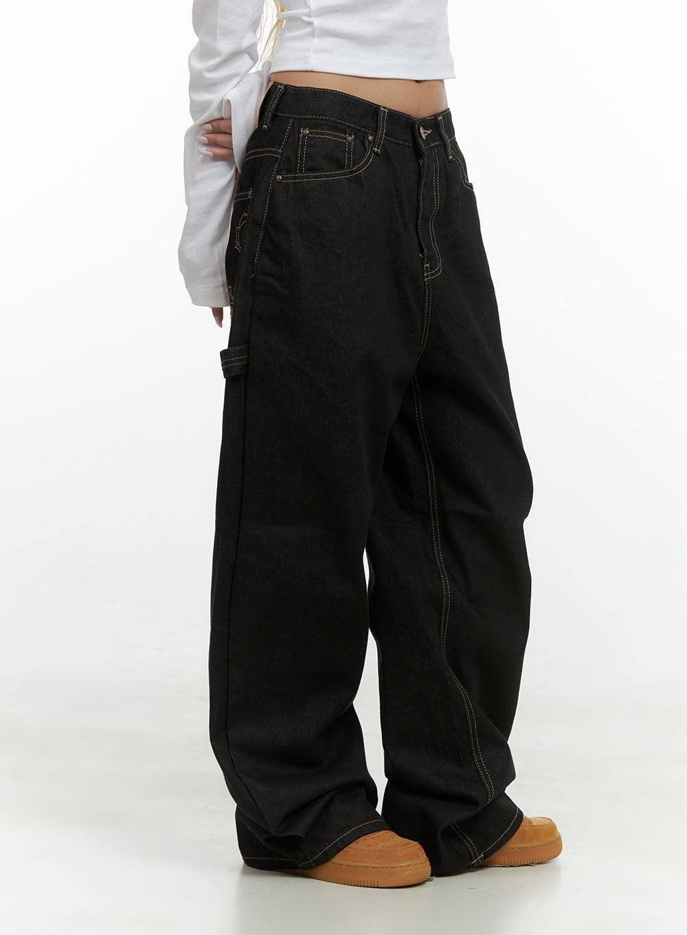 Mara Relaxed Fit Pocketed Cotton Wide Leg Jeans CS426 in black, side close-up on model, contrast topstitching, carpenter utility pocket detail on thigh, low-rise waist, paired with white crop top.