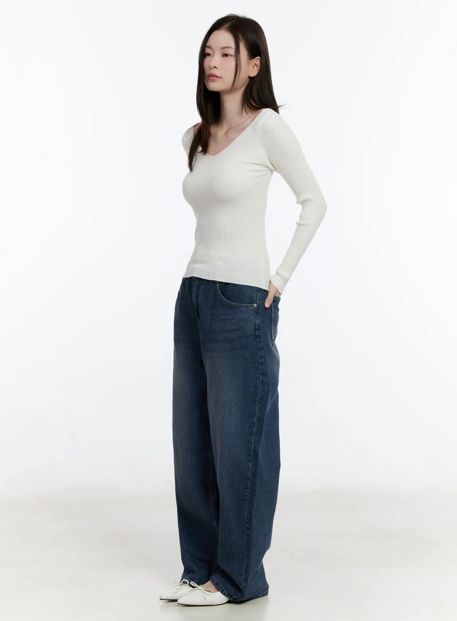 Della Casual Denim Wide Jeans ID511 in blue, side-angle full-body shot on model, wide-leg washed cotton denim, long length, styled with cream ribbed V-neck knit and white flats.