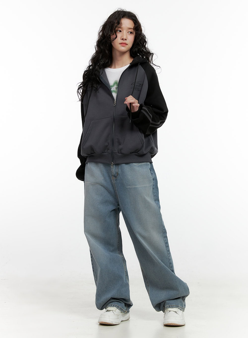 Taryn Chic Wide-Leg Jeans ON404 in light blue, full-body three-quarter front shot on model, baggy washed denim, layered with grey zip hoodie and white graphic tee.