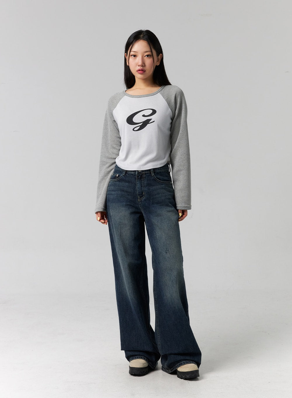 Low Rise Washed Wide Jeans CG315 in dark blue, full-body front shot on model standing straight, floor-grazing wide legs, washed indigo denim, styled with white-grey raglan crop top.