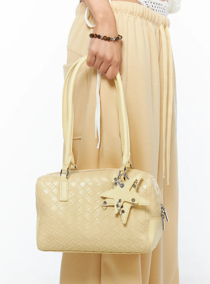 vegan-leather-shoulder-bag-with-keychain-cu517