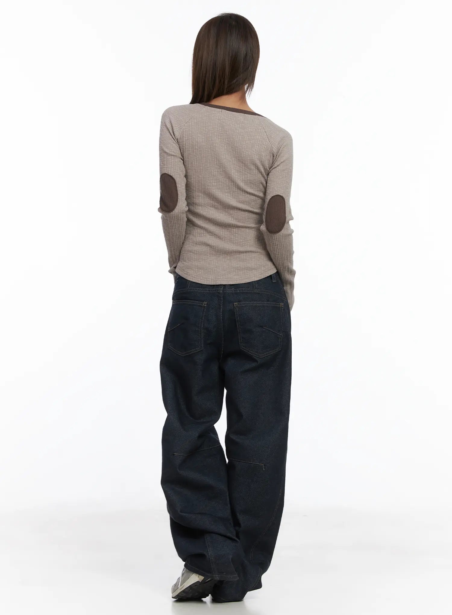 Mingyu Wide Jeans CJ512 in dark blue, back full-body view on model, showing two back pockets with contrast stitching and voluminous wide-leg silhouette, styled with waffle top.