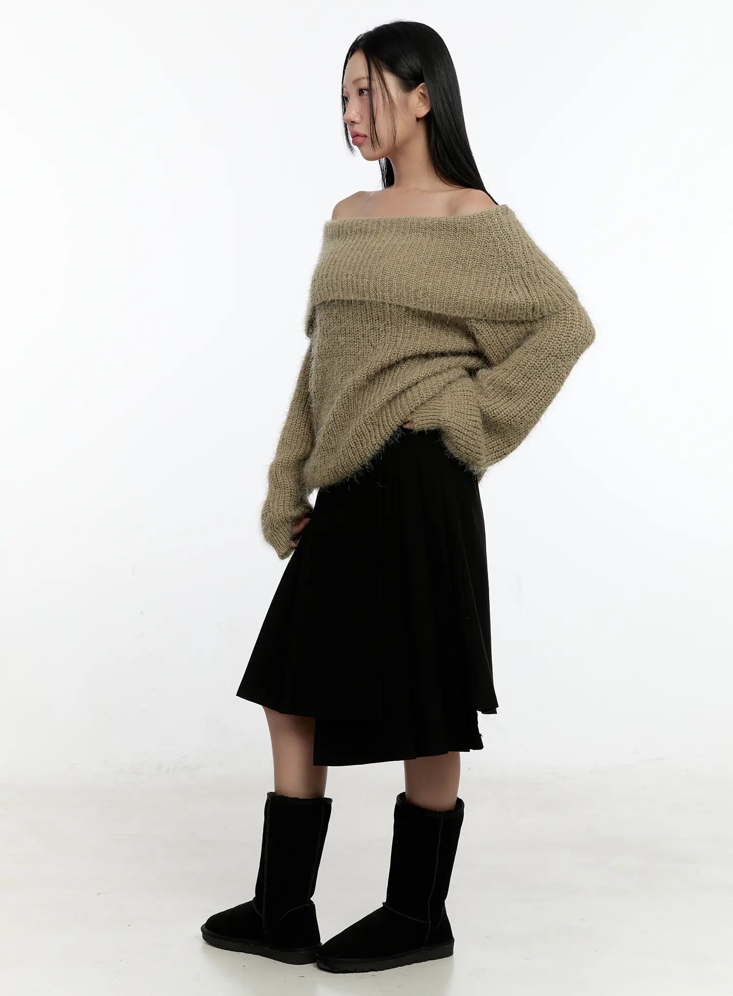 loose-fit-off-shoulder-knit-sweater-cn505