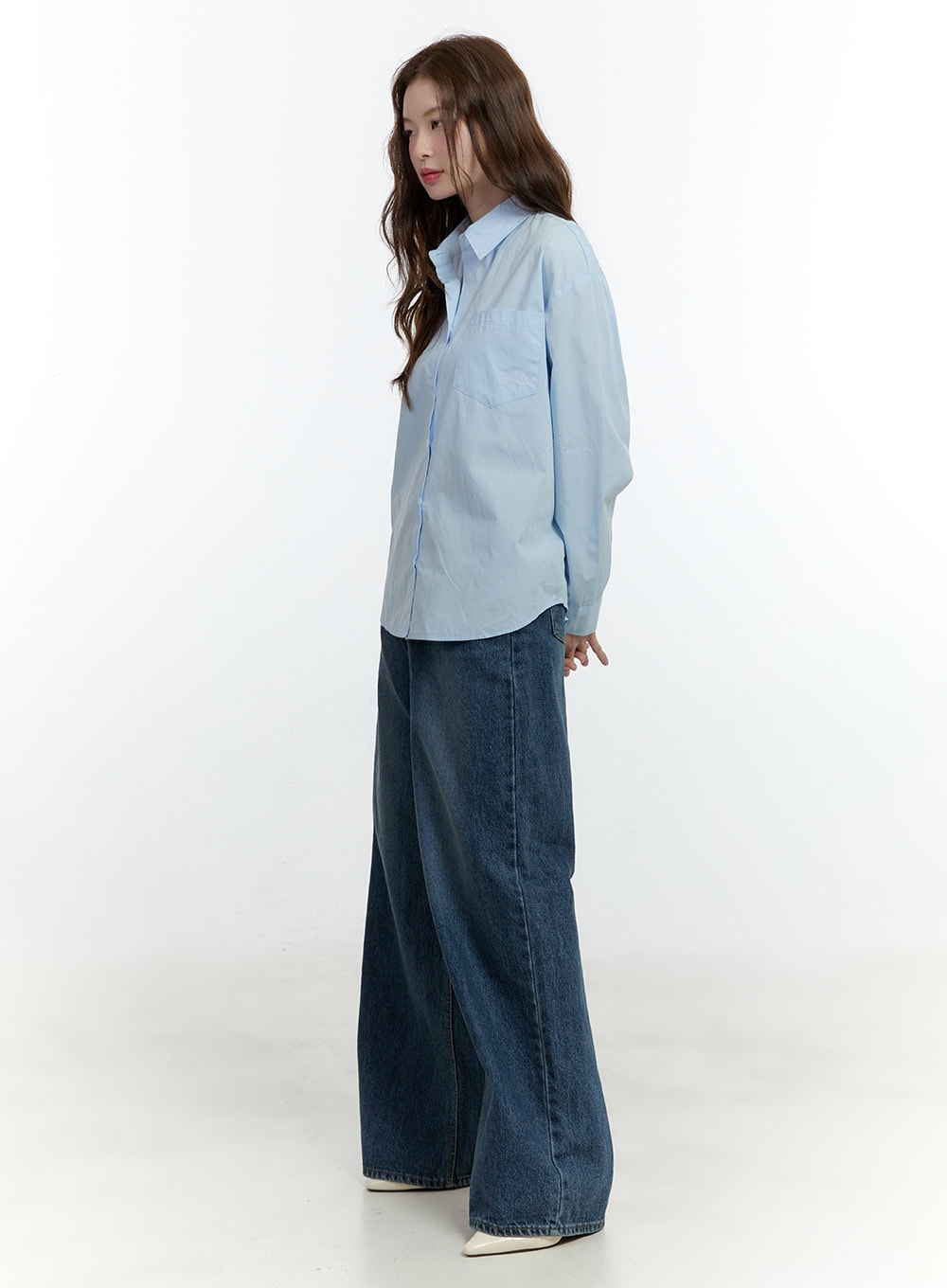 Klaudia Wide-Leg Jeans CF503 in blue, side full-length shot on model, wide-fit washed cotton denim showing elongated leg silhouette, paired with light blue oversized shirt.