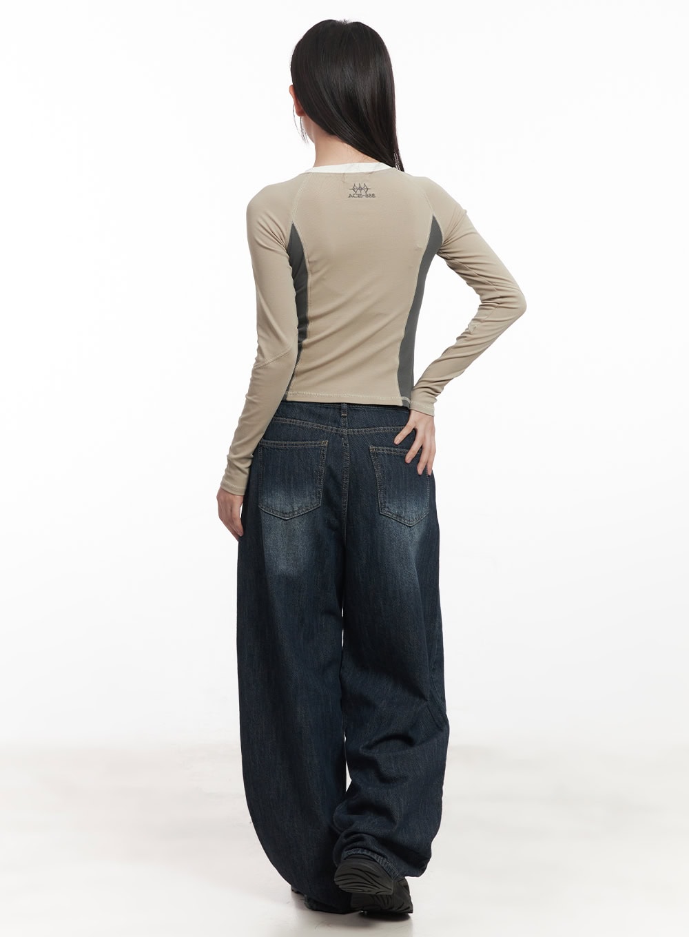 Renna Baggy Jeans CA521 in dark blue, back view full-length on model, washed denim with two back pockets and contrast stitching, oversized balloon leg silhouette.