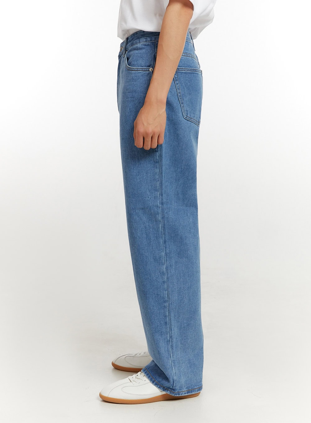 Men's Baggy Jeans (Blue) IU427 in blue, side-view close-up on model, highlighting wide-leg baggy silhouette, straight side seam, and full length to ankle.