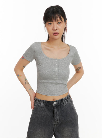 slim-fit-buttoned-u-neck-crop-top-iy410