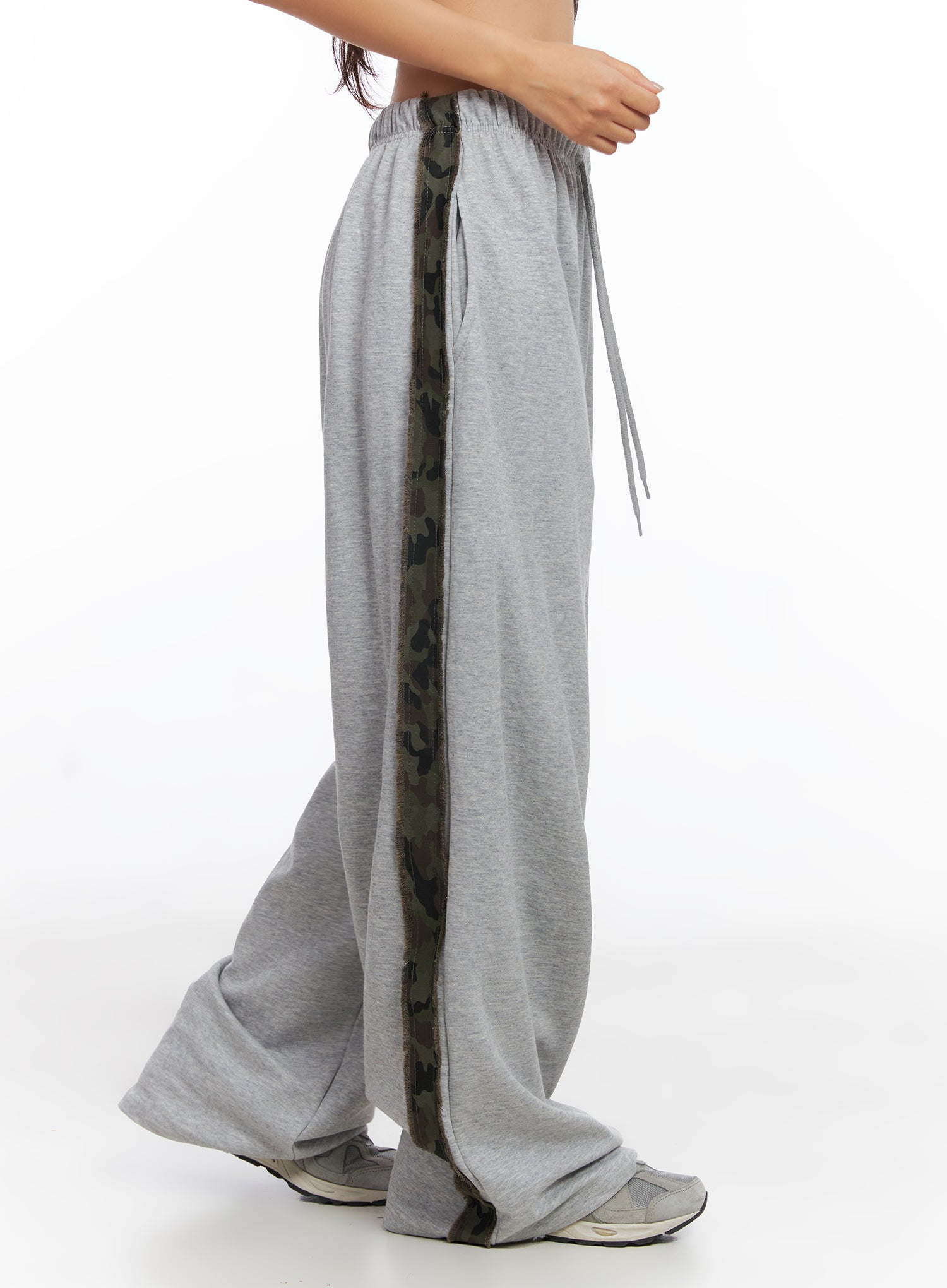 camo-accent-wide-leg-sweatpants-co514