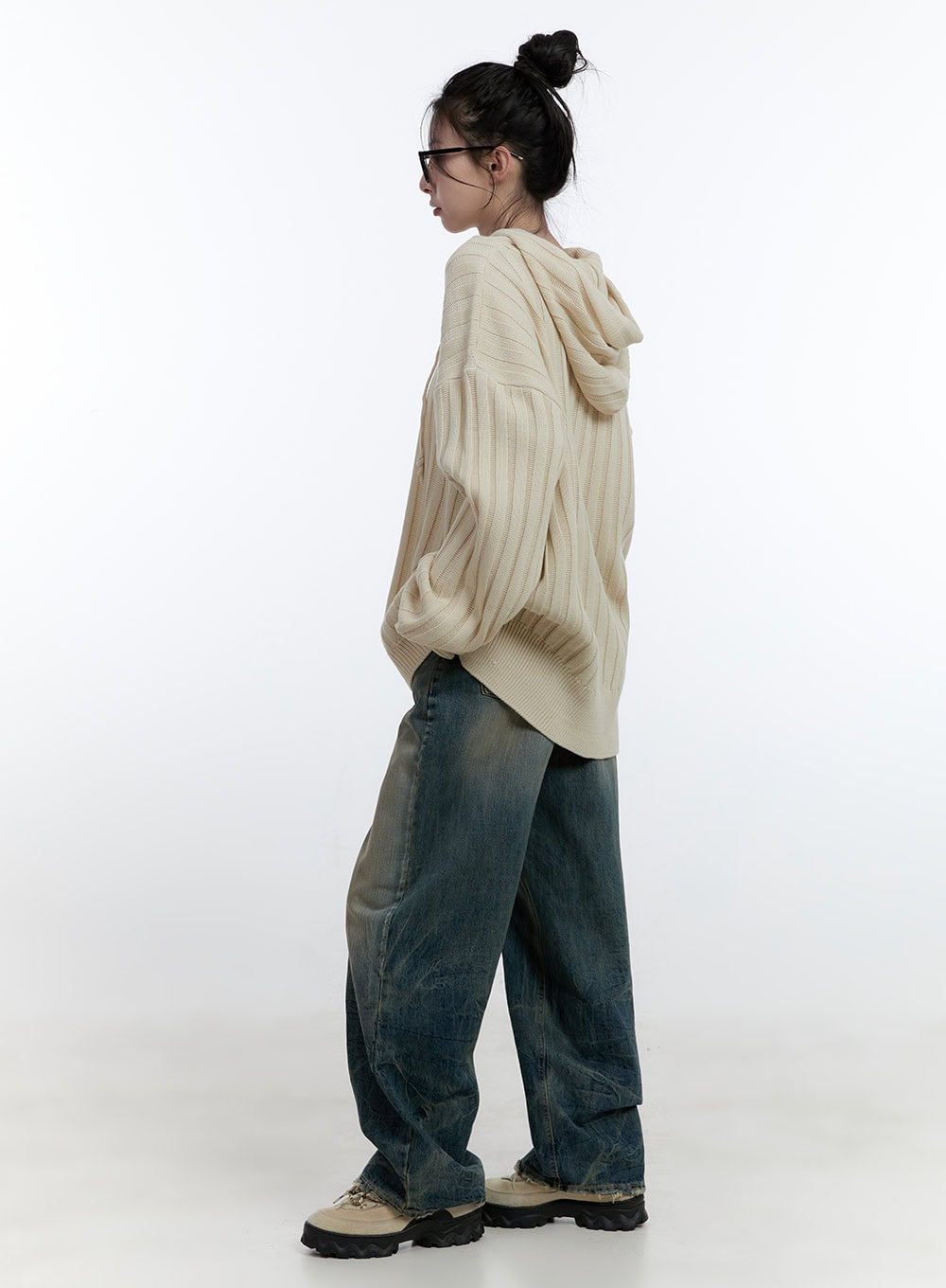 Danielle Vintage Washed Baggy Jeans CJ522 in blue, three-quarter back on model, baggy wide-leg silhouette with distressed wash, paired with oversized cream ribbed hoodie and chunky sneakers.
