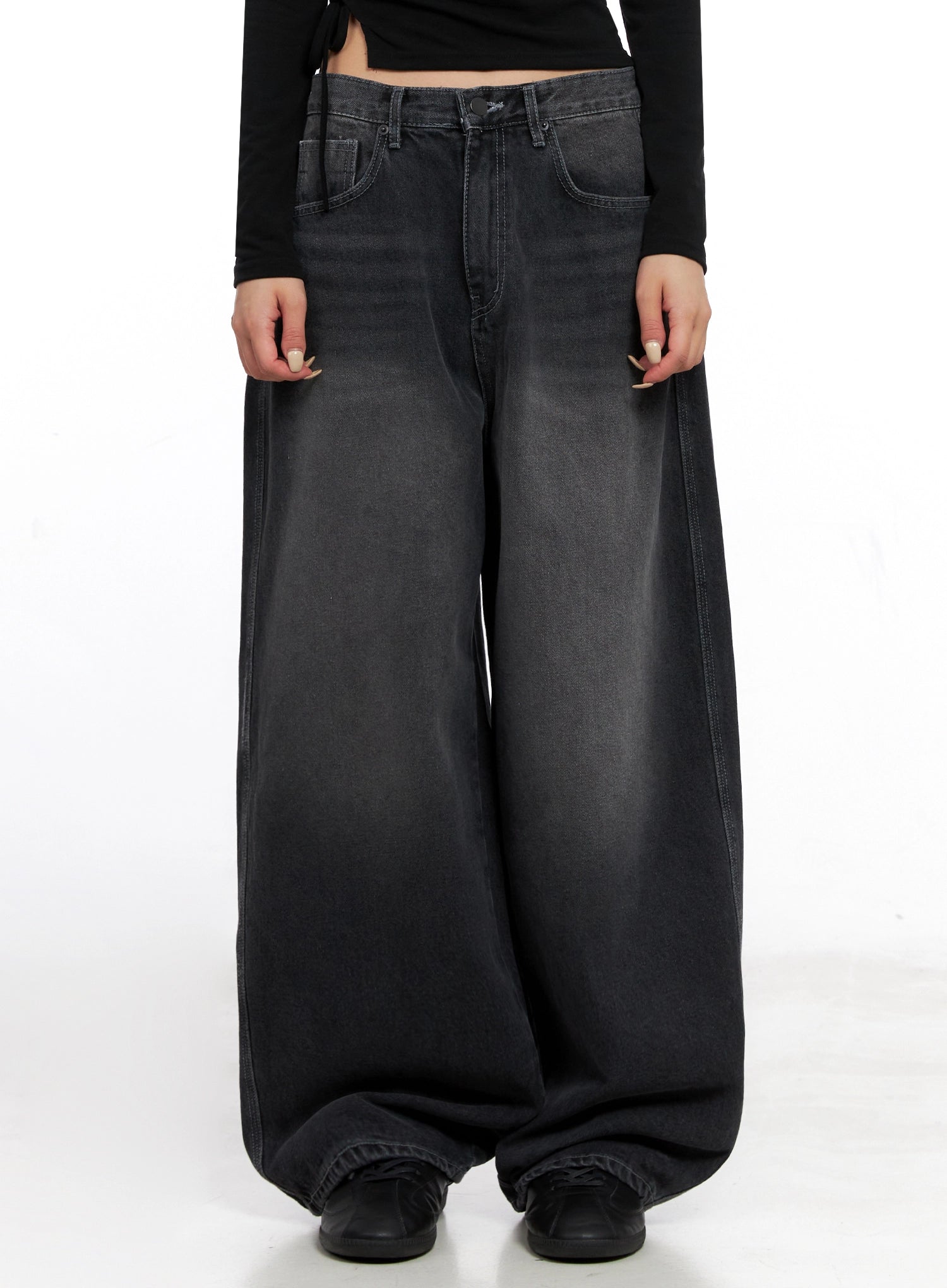 Casual Wide-Leg Baggy Jeans IS515 in Gray, front mid-shot on model, extra-wide baggy leg with washed gray cotton, hands relaxed at sides, pooling at hem over black shoes.