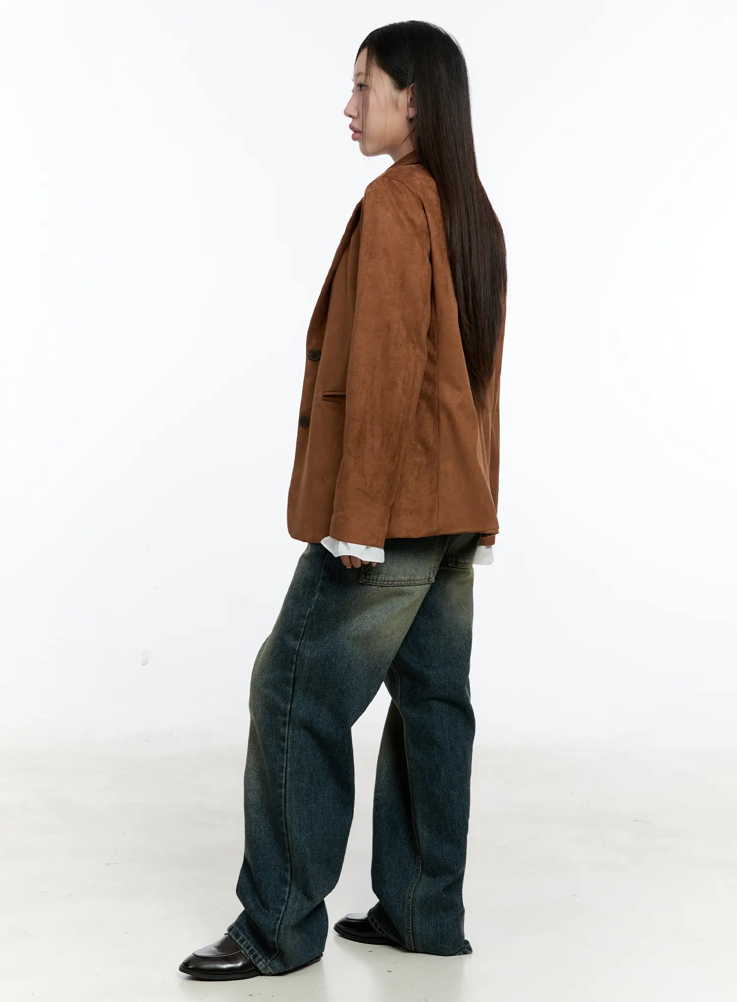 Lilian Vintage Wash Wide-Leg Jeans CS518 in vintage blue-green, side view on model showing wide-leg volume and faded wash, styled with brown blazer and black loafers.