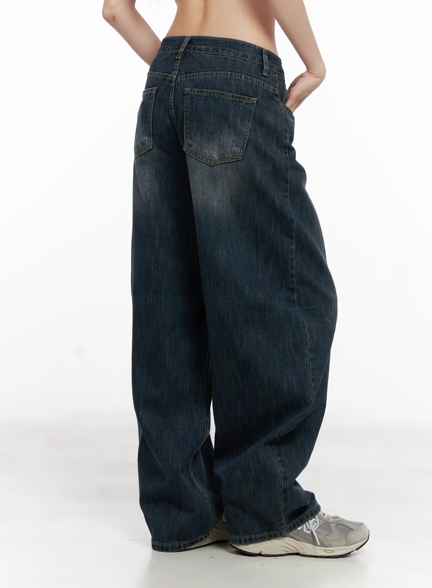 Seoy Washed Denim Jeans CG525 in dark blue, back three-quarter view on model, highlighting dual back pockets, contrast stitching, and voluminous wide-leg drape.