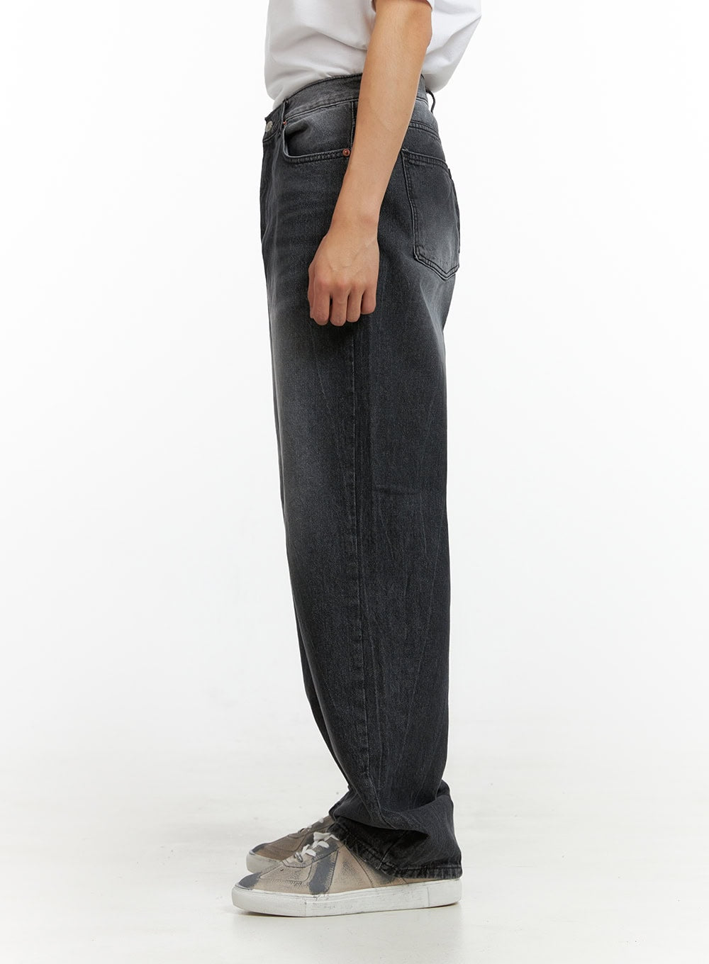 Men's Loose Fit Straight Jeans IU412 in washed black, side view on model, straight loose leg with subtle fading, five-pocket construction, paired with white tee and chunky sneakers.