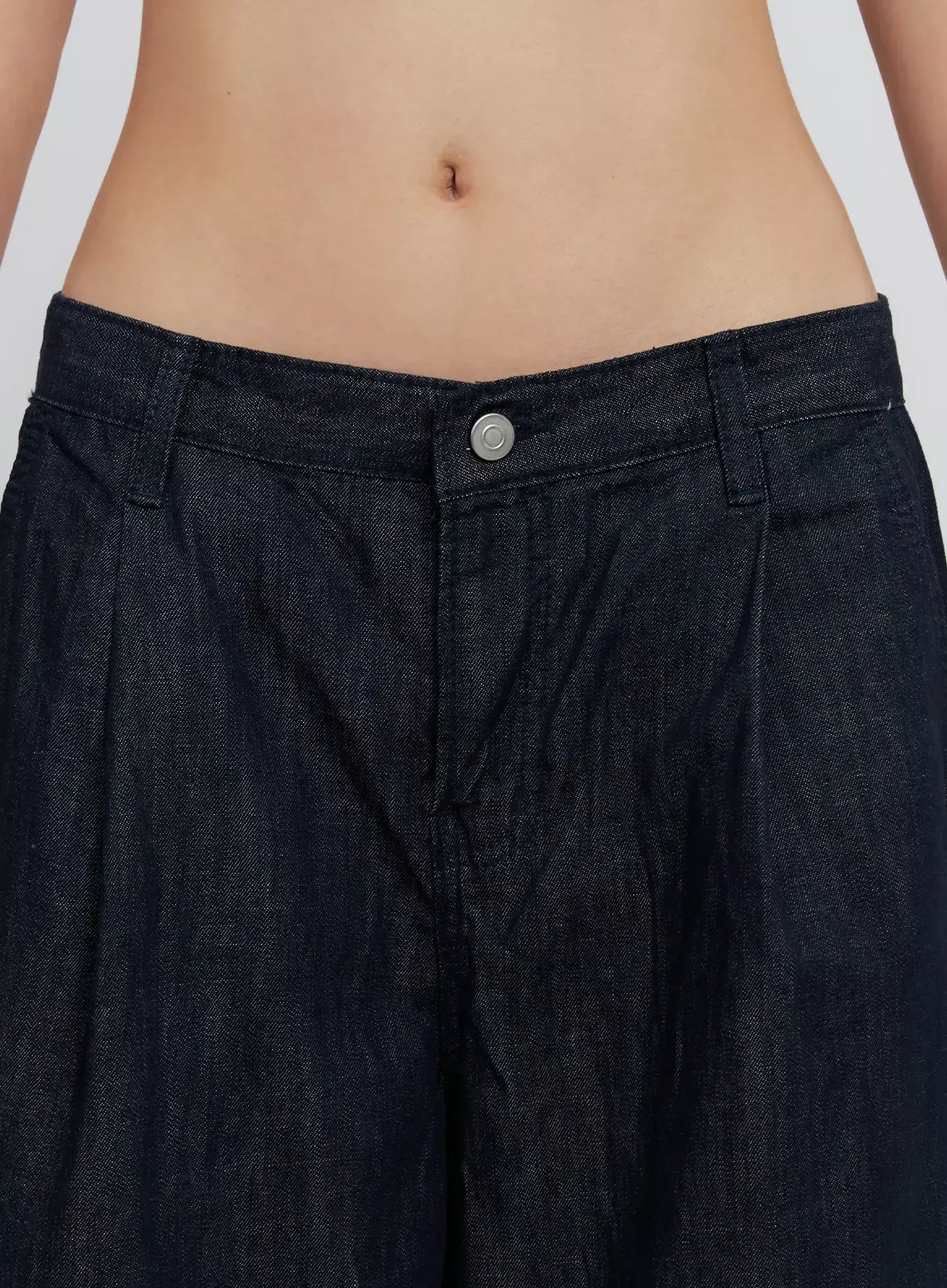 Elio Pintuck Wide-Leg Jeans IS516 in dark indigo, close-up detail of waistband and pintuck pleats, silver button closure, side pockets visible, cotton denim texture.
