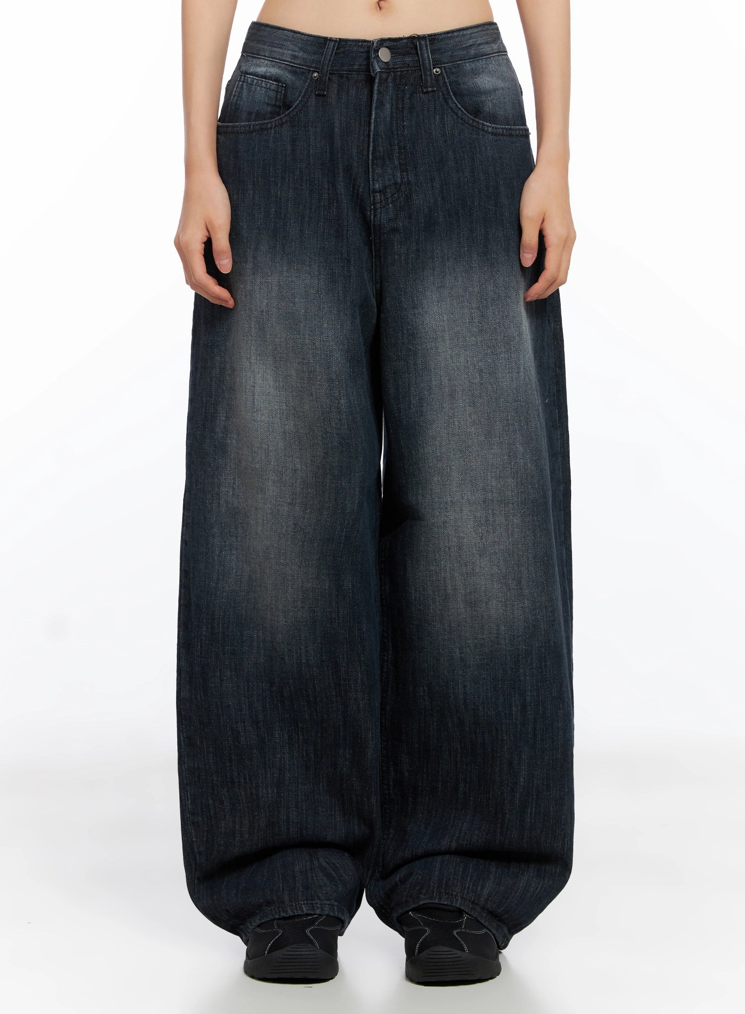 Minnell Vintage-Wash Wide-Leg Jeans IO517 in dark blue, front-facing full-length view on model, loose fit baggy silhouette with wide leg and faded wash, paired with chunky sneakers.